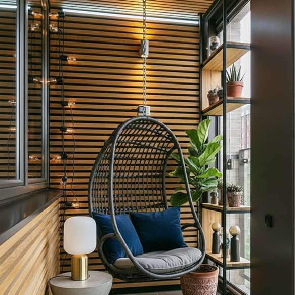 Обшивка балкона реечными панелями