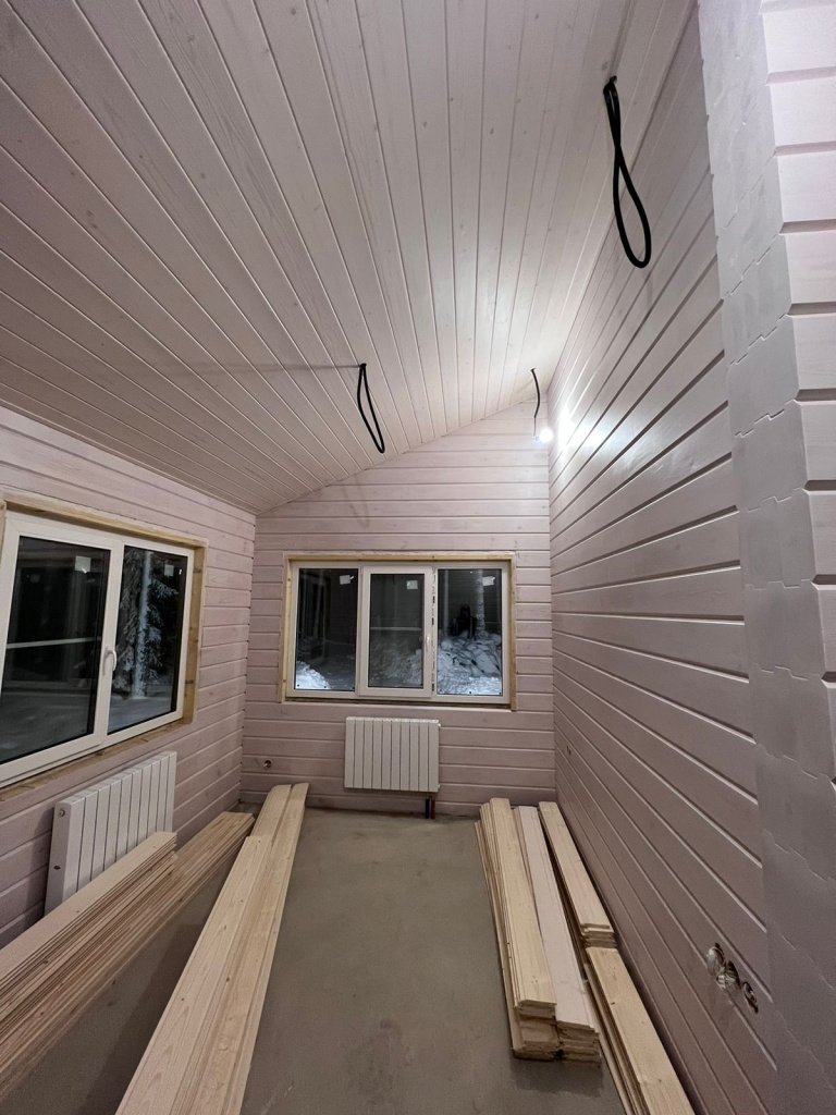 Пример отделки потолка имитацией бруса, классический профиль