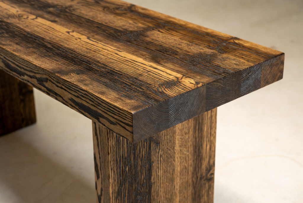 Фото скамейки из брашированной древесины