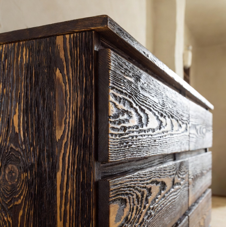 Фото комода из темной брашированной древесины