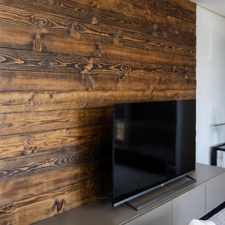 Фото ТВ-зоны из брашированной древесины