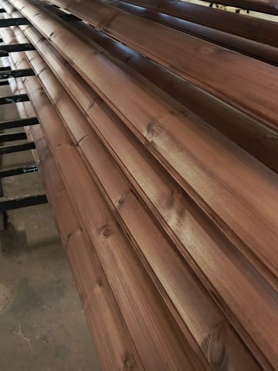 Фото блок-хауса, окрашенного лессирующим ЛКМ